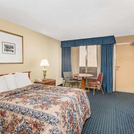 Knights Inn Overland Park Mission Экстерьер фото