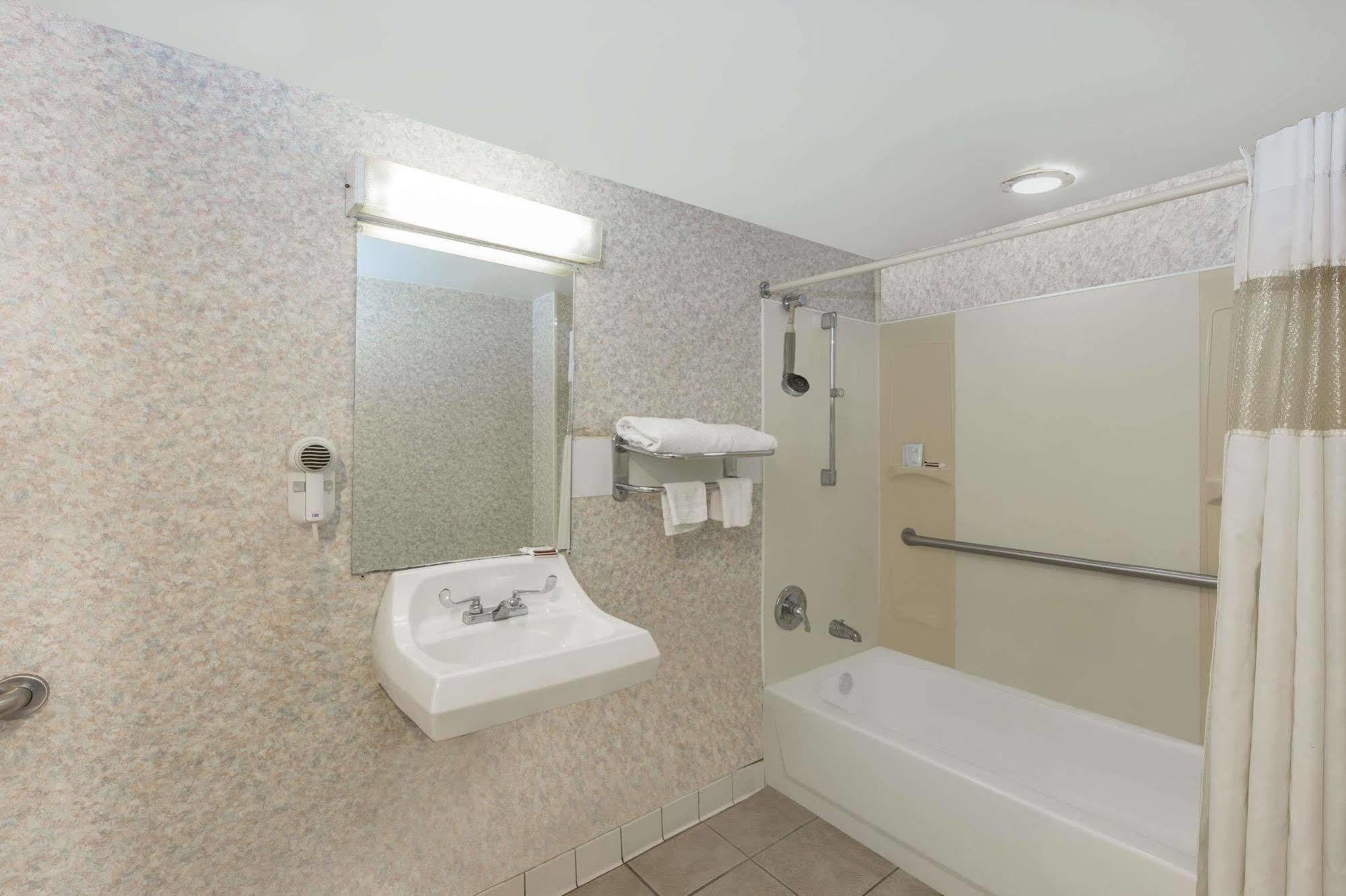 Knights Inn Overland Park Mission Экстерьер фото