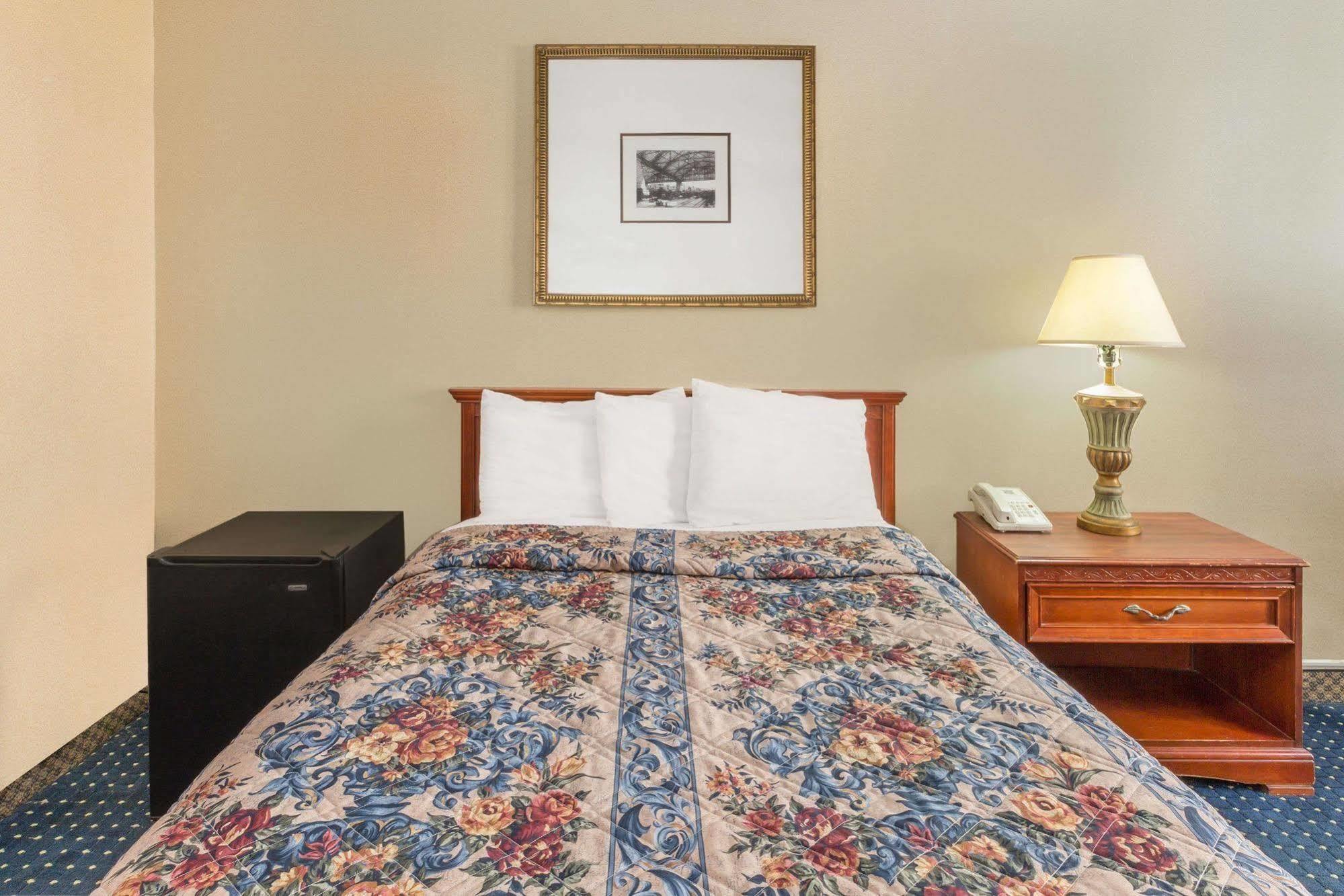 Knights Inn Overland Park Mission Экстерьер фото