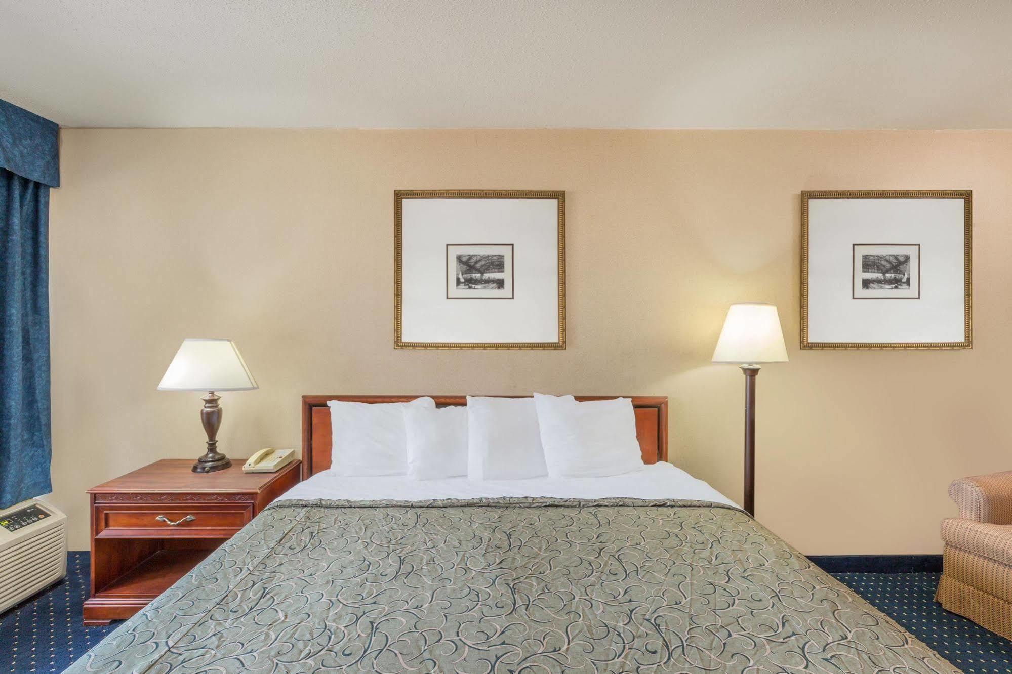 Knights Inn Overland Park Mission Экстерьер фото