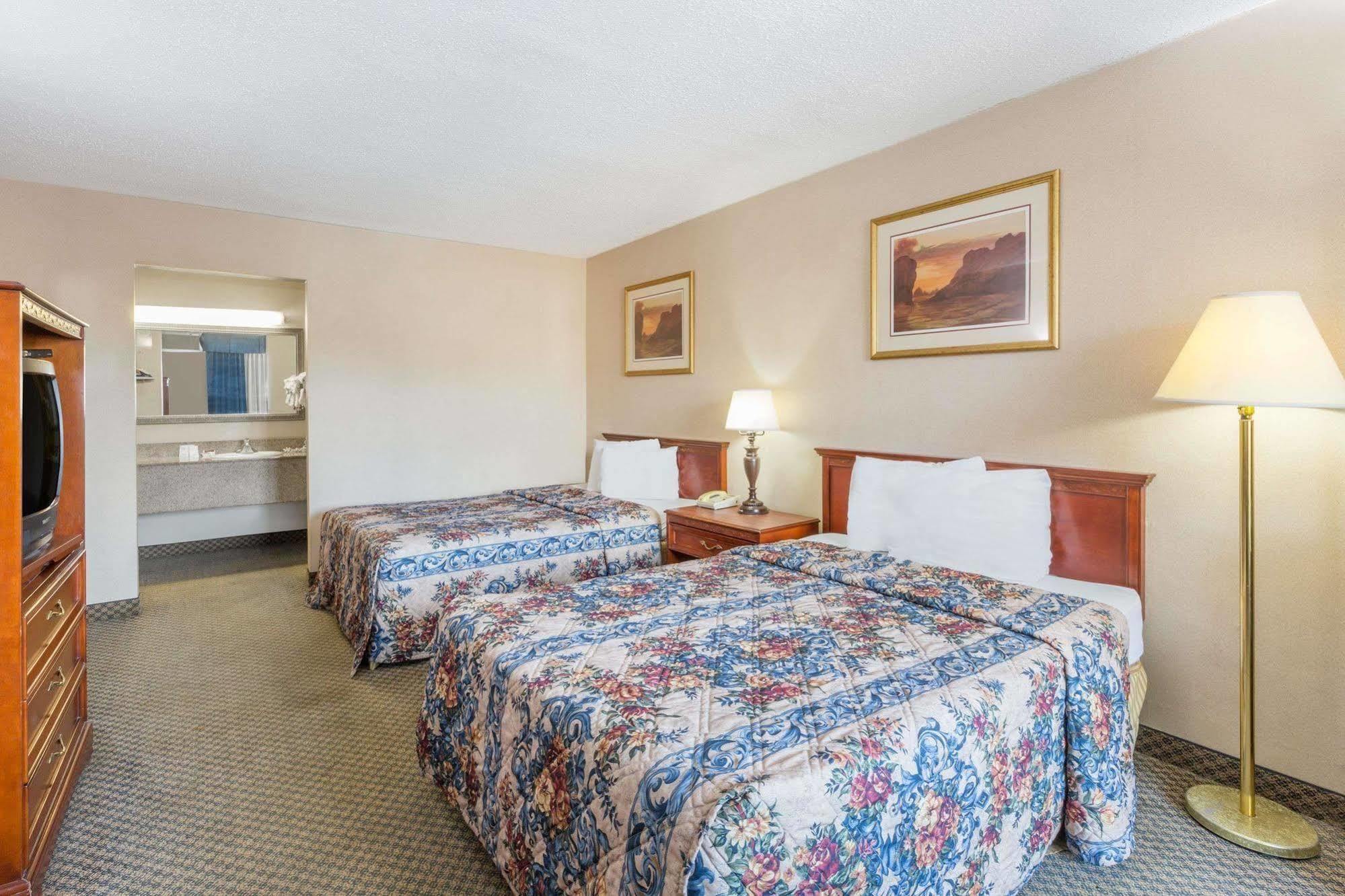 Knights Inn Overland Park Mission Экстерьер фото